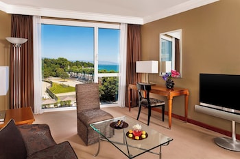 Junior Suite, 1 King Bed, Lake View