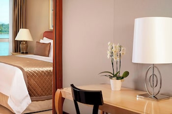 Executive Room, 1 King Bed, Lake View