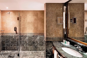 Junior Suite, 1 King Bed, Lake View (Corner)