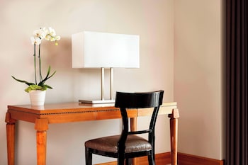 Executive Room, 1 King Bed, City View