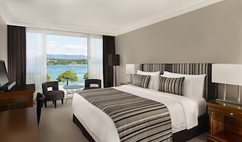 Executive Room, 1 King Bed, Lake View