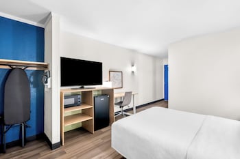 Room, 1 Queen Bed, Accessible (Mobility & Hearing, Roll-in Shower)