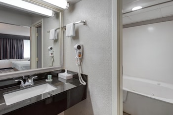 Standard Room, 1 King Bed, Smoking, Refrigerator