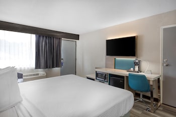Standard Room, 1 King Bed, Smoking, Jetted Tub
