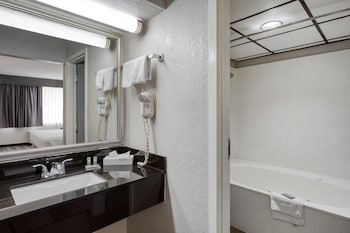 Standard Room, 1 King Bed, Smoking, Jetted Tub