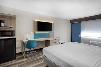Standard Room, 1 King Bed, Non Smoking, Refrigerator