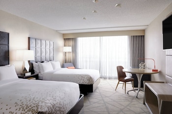 Club Room, 2 Queen Beds, City View