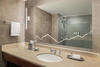 Club Room, 2 Queen Beds, City View
