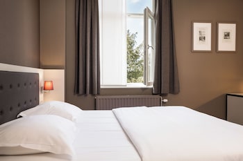Comfort Room, 1 Queen Bed, City View (Mini)