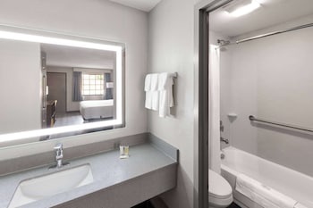 Room, 1 King Bed, Bathtub Grab Bars, Non Smoking