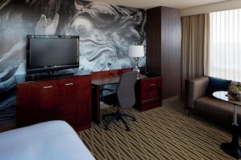 Club Room, 1 King Bed (Mobility Accessible, Tub)