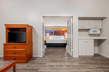 Full Suite, 1 King Bed, Non Smoking (One-Bedroom)