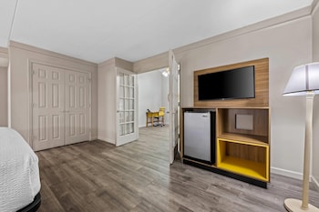 Suite, Multiple Beds, Smoking (Full)