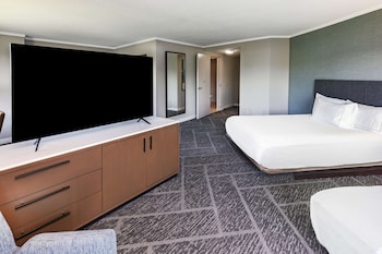 Room, 2 Queen Beds, Accessible, Bathtub