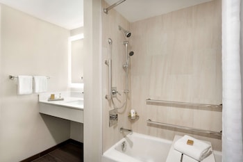 Room, 2 Queen Beds, Accessible, Bathtub (Mobility & Hearing)