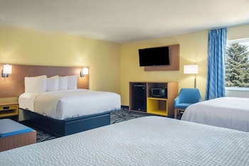Studio Suite, Non Smoking (3 Queen Beds)