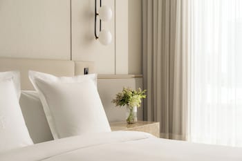 Premier Room, 1 King Bed, Accessible