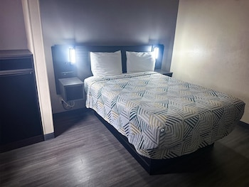 Standard Room, 1 Queen Bed, Accessible, Non Smoking