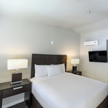 Regal 2 Story 2 BR Suite 1 Queen