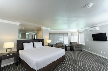 Regal 2 Story 2 BR Suite 1 Queen