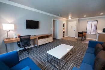 Monarch Deluxe King Suite