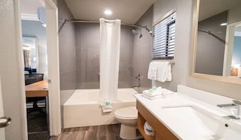 Monarch Deluxe King Suite