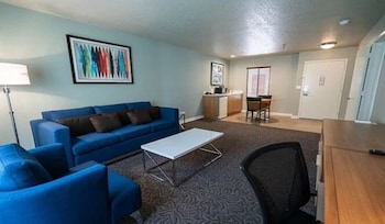 Monarch Deluxe King Suite