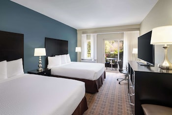 Deluxe Room, 2 Queen Beds, Non Smoking, Balcony (Walk-in Shower)