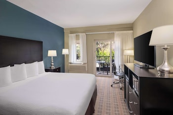 Standard Room, 1 King Bed, Accessible, Balcony