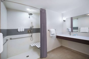 Standard Room, 1 King Bed, Accessible, Balcony