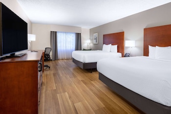 Business Room, 2 Queen Beds, Non Smoking, Poolside (Ground Floor)