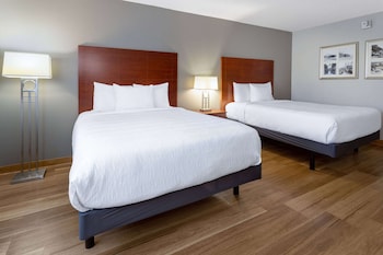 Business Room, 2 Queen Beds, Non Smoking, Poolside (Ground Floor)