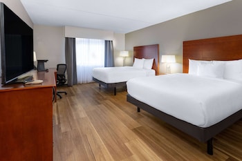 Business Room, 2 Queen Beds, Non Smoking, Poolside (Ground Floor)