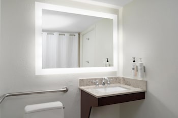 Suite, 1 King Bed, Accessible
