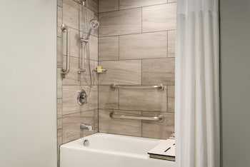 Room, 1 King Bed, Accessible, Bathtub (Mobility & Hearing)