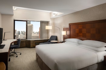 Club Room, 1 King Bed, City View (Mob.&Hearing Access, w Roll-in Shower)