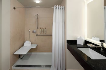 Junior Suite, 1 Bedroom, Corner (Mob.&Hearing Access, w Roll-in Shower)