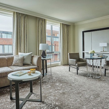Premier Suite, 1 King Bed (West Wing)