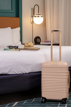 Room, 2 Queen Beds, Accessible, Bathtub