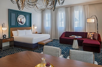Suite, 1 King Bed (Petite)