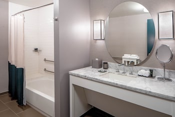 Room, 1 King Bed, Accessible, Bathtub