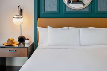 Room, 2 Queen Beds, Accessible, Bathtub