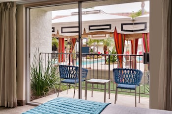 Standard Room, 1 King Bed, Pool View
