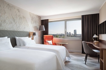 Deluxe Room, 2 Twin Beds, City View