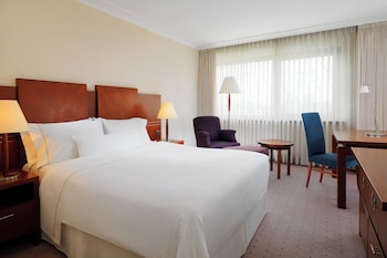 Deluxe Room, 1 Queen Bed, City View