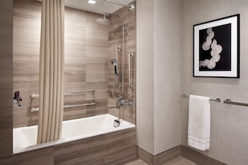 Room, 1 King Bed, City View (Mobility Accessible, Tub)