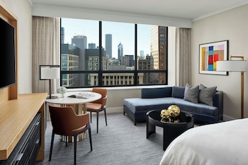 Club Room, 1 King Bed, City View