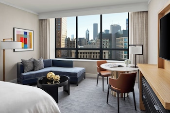 Club Room, 1 King Bed, City View