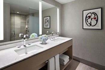 Club Room, 1 King Bed, Lake View