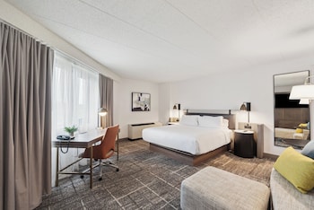 Room, 1 King Bed, Corner (Worklife, Walk-In Shower)